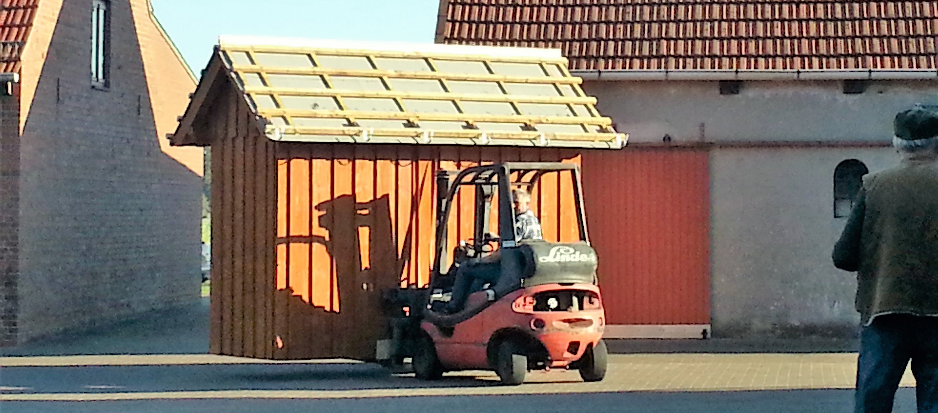 Gabelstapler mit Buswartehaus aus Holz