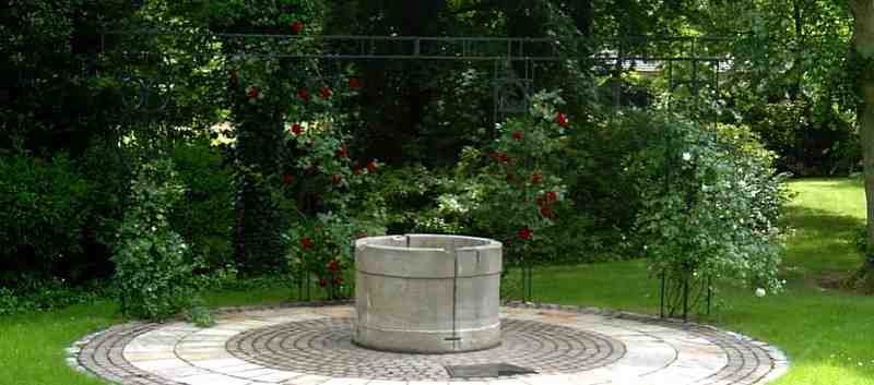 Historischer Sandsteinbrunnen